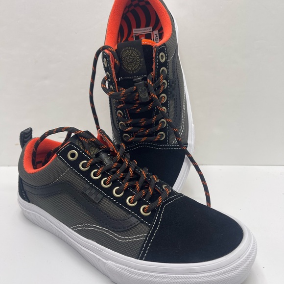 Vans Men's Skate Old Skool
Spitfire Black/Flame
VN0A5FCBBFM Sneakers - Picture 14 of 16